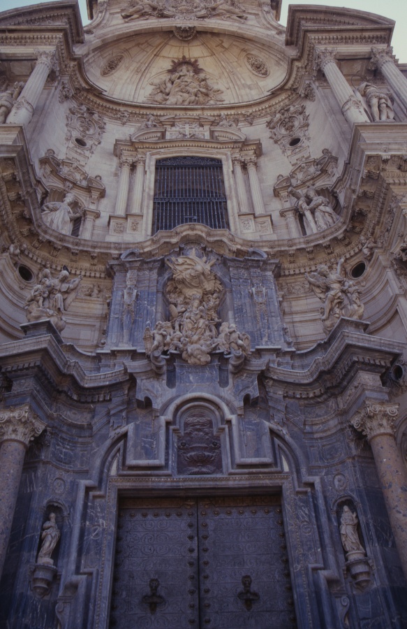 Reportaje fotográfico del imafronte de la Catedral de Murcia, en plano contrapicado