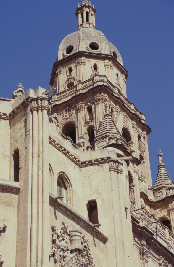 Reportaje fotográfico de la torre de la Catedral de Murcia desde la plaza de los Apóstoles