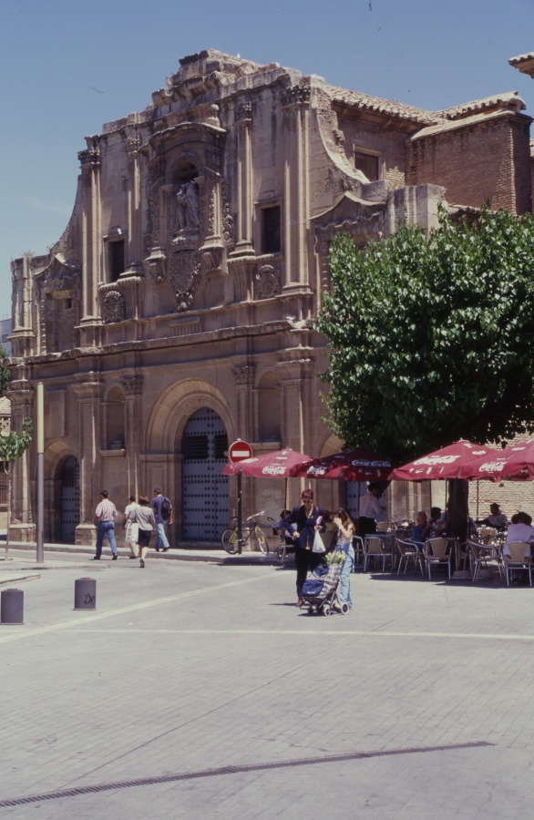 Portada principal de la iglesia de Santo Domingo, entre la Plaza Julián Romea y la calle Echegaray