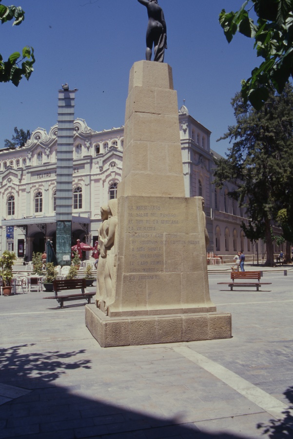 Reportaje fotográfico del monumento a Fernández Caballero en la plaza Romea de Murcia