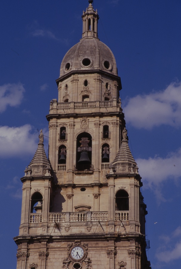 Reportaje fotográfico de la parte superior de la torre de la Catedral de Murcia desde la plaza del cardenal Belluga