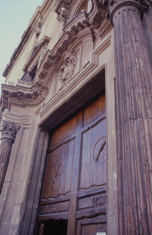Portada de la iglesia de Nuestro Padre Jesús Nazareno de Murcia, actual sede del Museo Salzillo, en plano detalle