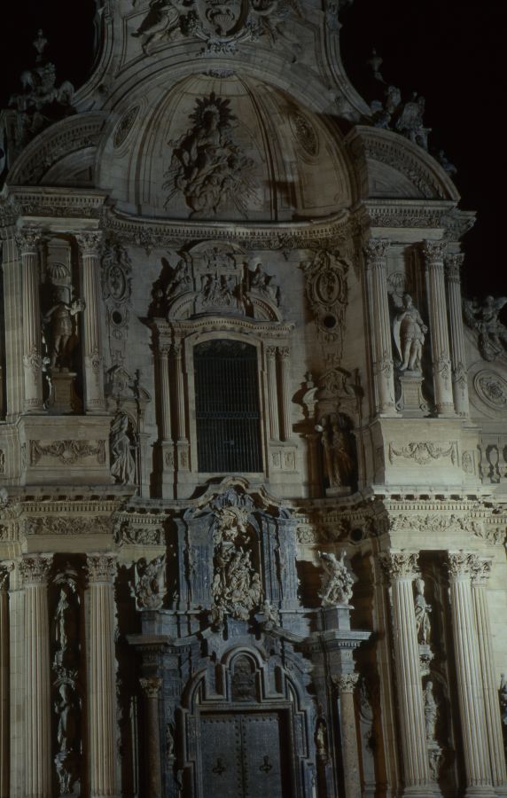 Plano detalle del imafronte de la Catedral de Murcia de noche