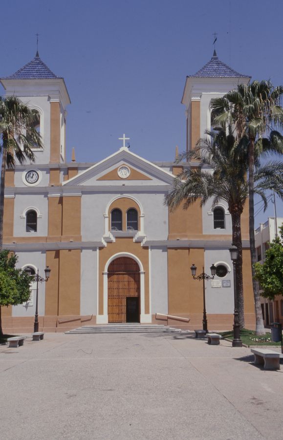Fachada de la iglesia de Nuestra Señora del Rosario de Santomera