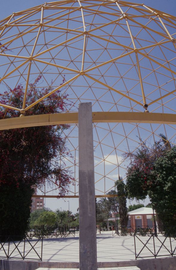 Reportaje fotográfico de una estructura metálica en el Parque de la Compañía de Molina de Segura