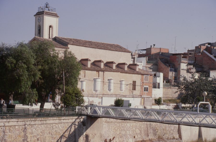 Vista de la iglesia de Nuestra Señora de los Remedios de Albudeite desde el otro lado de la rambla
