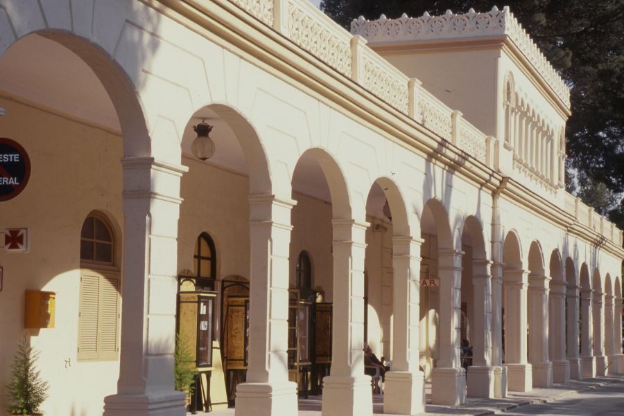 Reportaje fotográfico de la fachada del Hotel Balneario de Fortuna, actual Balneario de Leana