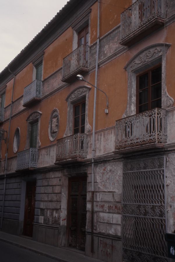 Fachada de un edificio histórico sin identificar en Jumilla
