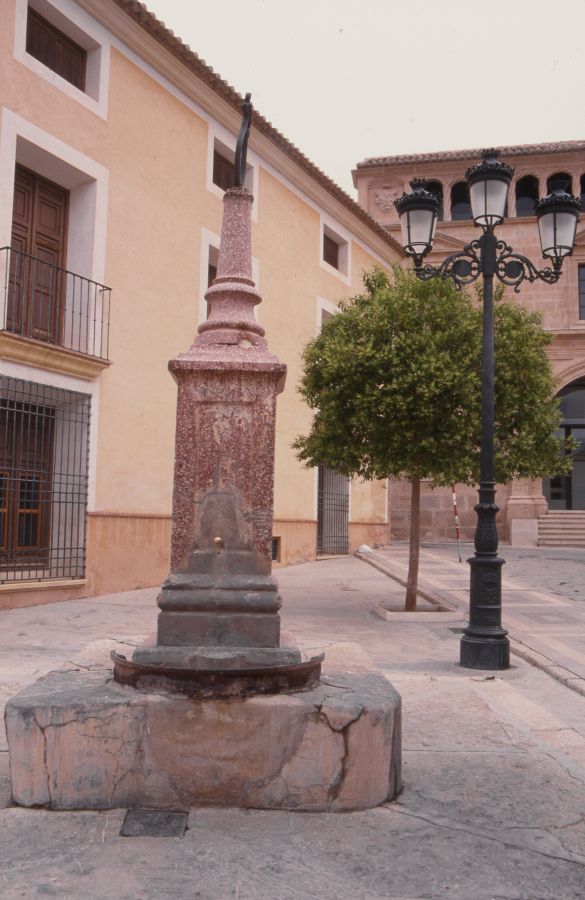 Antigua fuente en la Plaza de Arriba de Jumilla
