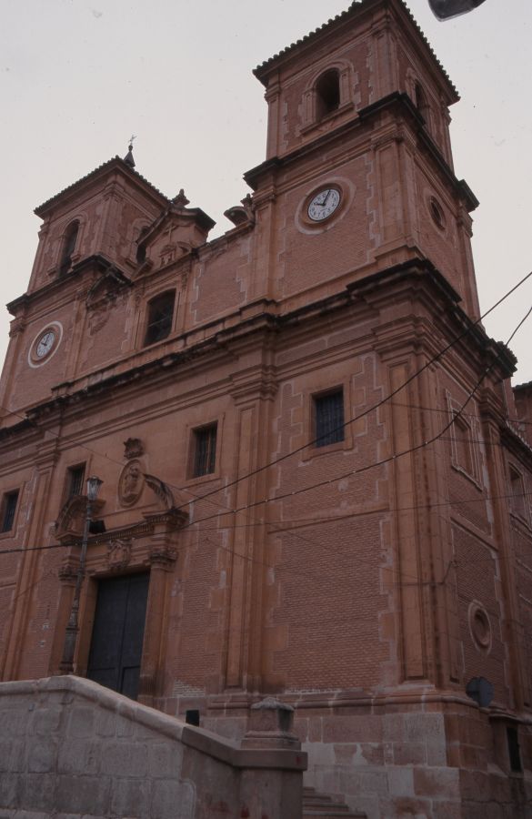 Reportaje fotográfico del exterior de la iglesia del Salvador de Jumilla