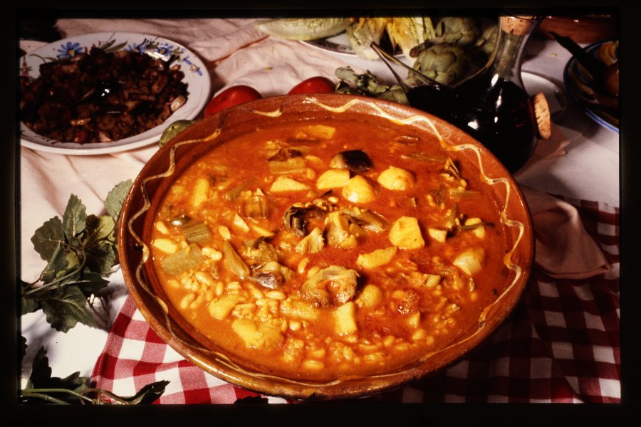 Platos de gastronomía típica murciana: potaje de cardos