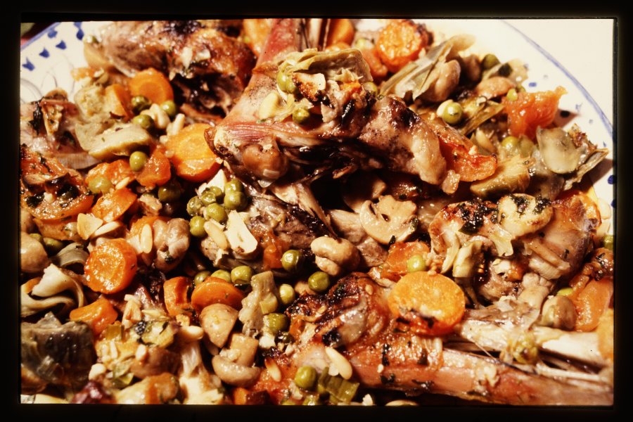 Plato típico de la gastronomía murciana: cabrito con verduras