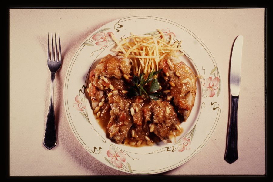 Plato típico de la gastronomía murciana: perdiz con membrillo y piñones