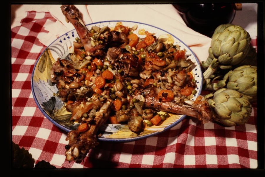 Plato típico de la gastronomía murciana: cabrito con verduras