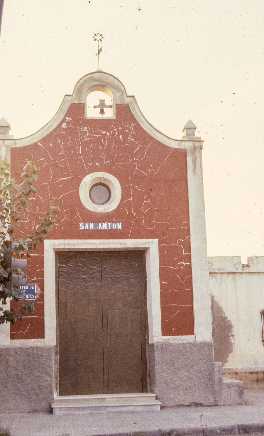 Vista de la entrada principal a la Ermita de San Antón de Fortuna