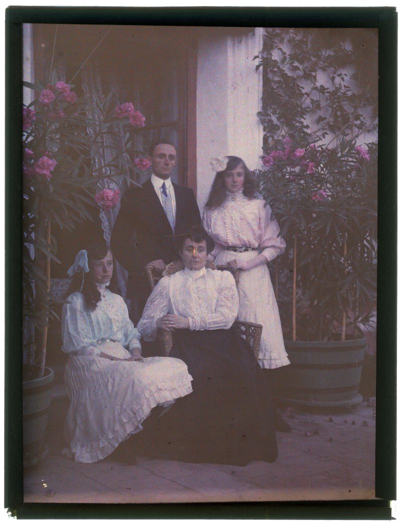 Retrato de parte de la familia Gillman en el patio de la Casa de la Huerta de Águilas