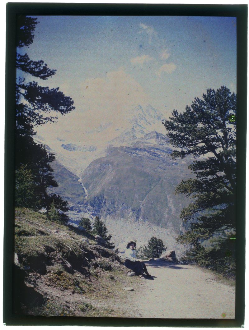 Retrato de una de las hijas de Gustavo Gillman, probablemente Elena o María, retratada en un camino de montaña en los Alpes Suizos