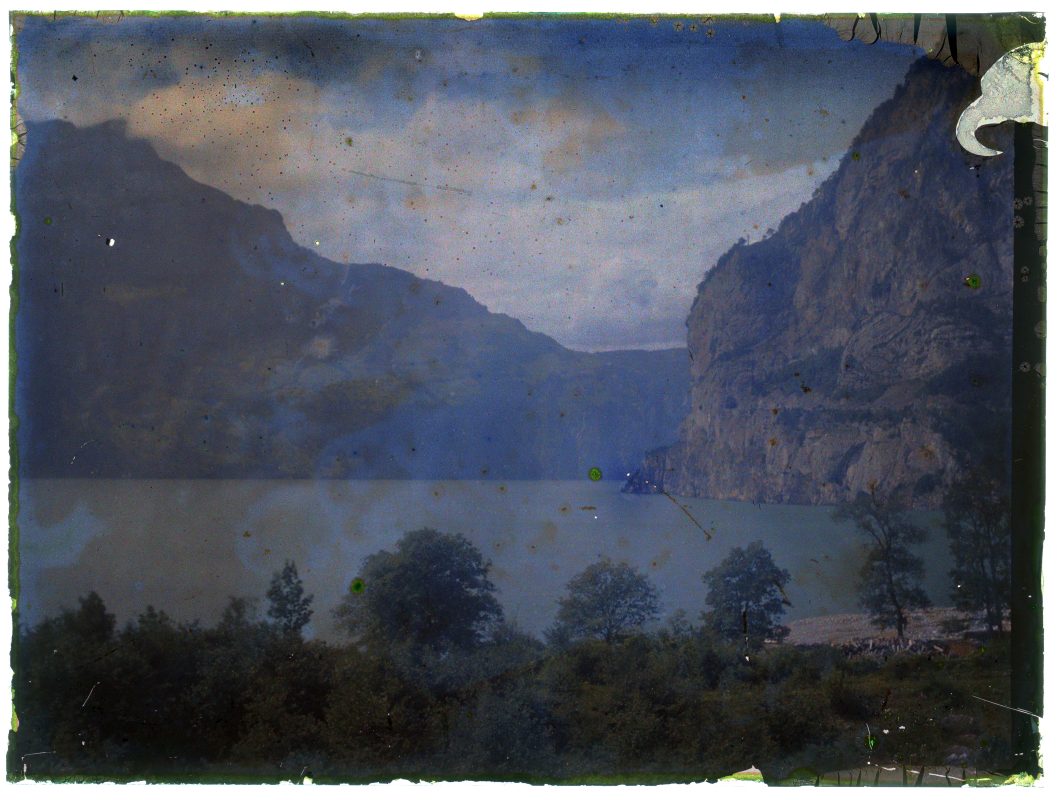 Panorámica de un paisaje con lago en los Alpes suizos