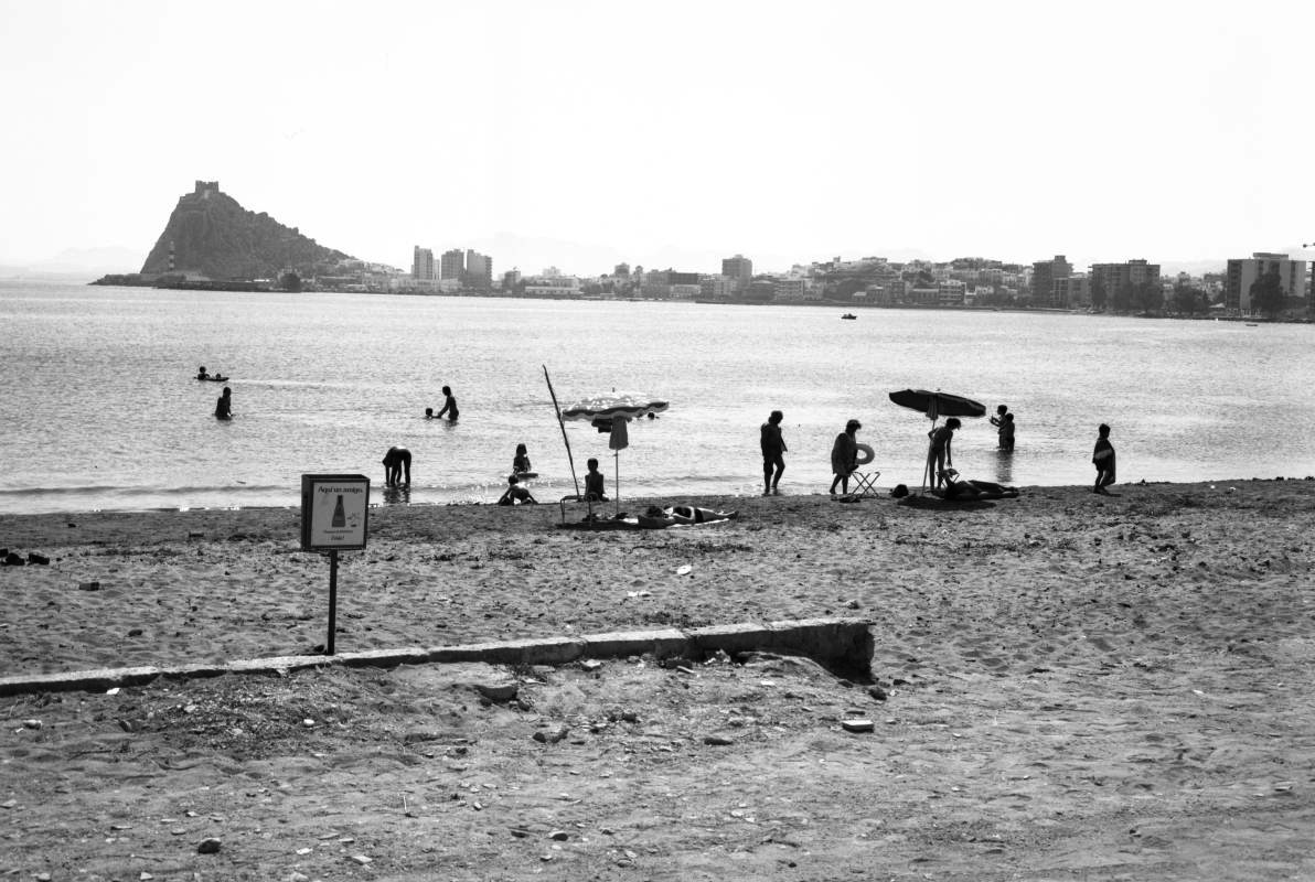 Panorámica de la playa y bahía de Levante, en Águilas, con bañistas en primer término.