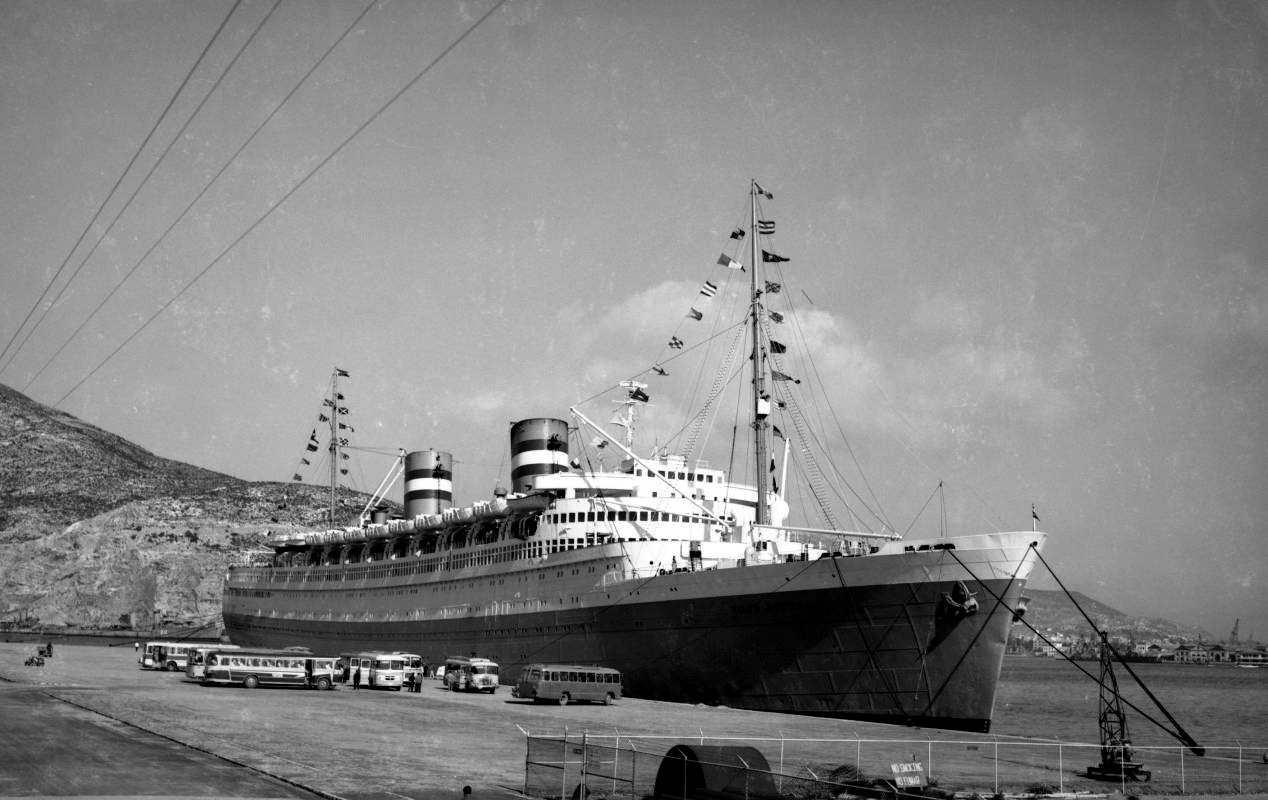 El crucero de pasajeros holandés Nieuw Amsterdam atracado en el muelle de la Curra del puerto de Cartagena.