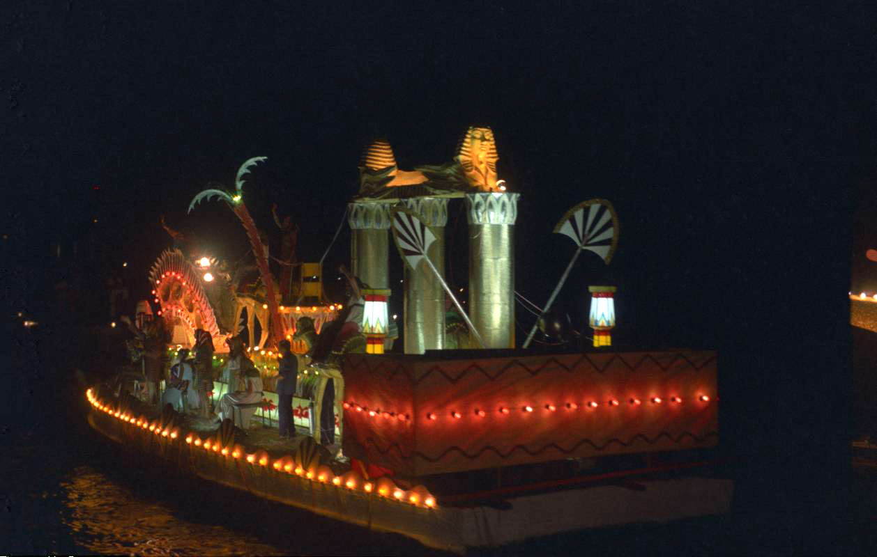 Una carroza de estilo egipcio durante una velada marítima de las fiestas del Carmen y Santiago en Cartagena.