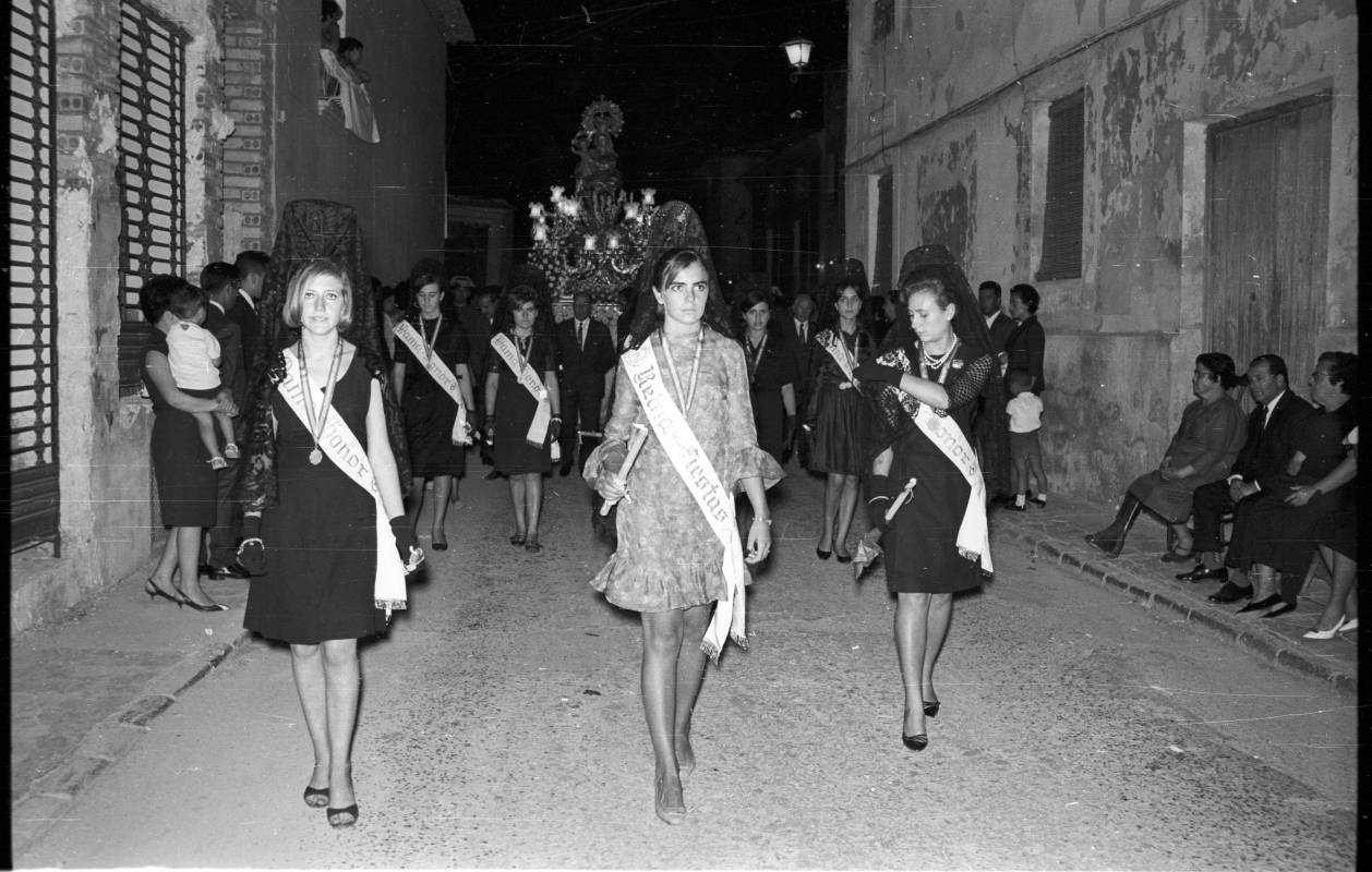Reina y damas de honor de las fiestas de Cehegín en la procesión de la Virgen de las Maravillas. Año 1967 