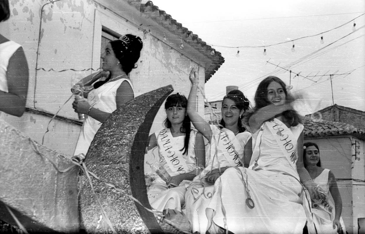 Las damas de honor de las fiestas de Cehegín lanzando girnaldas durante el desfile de carrozas.