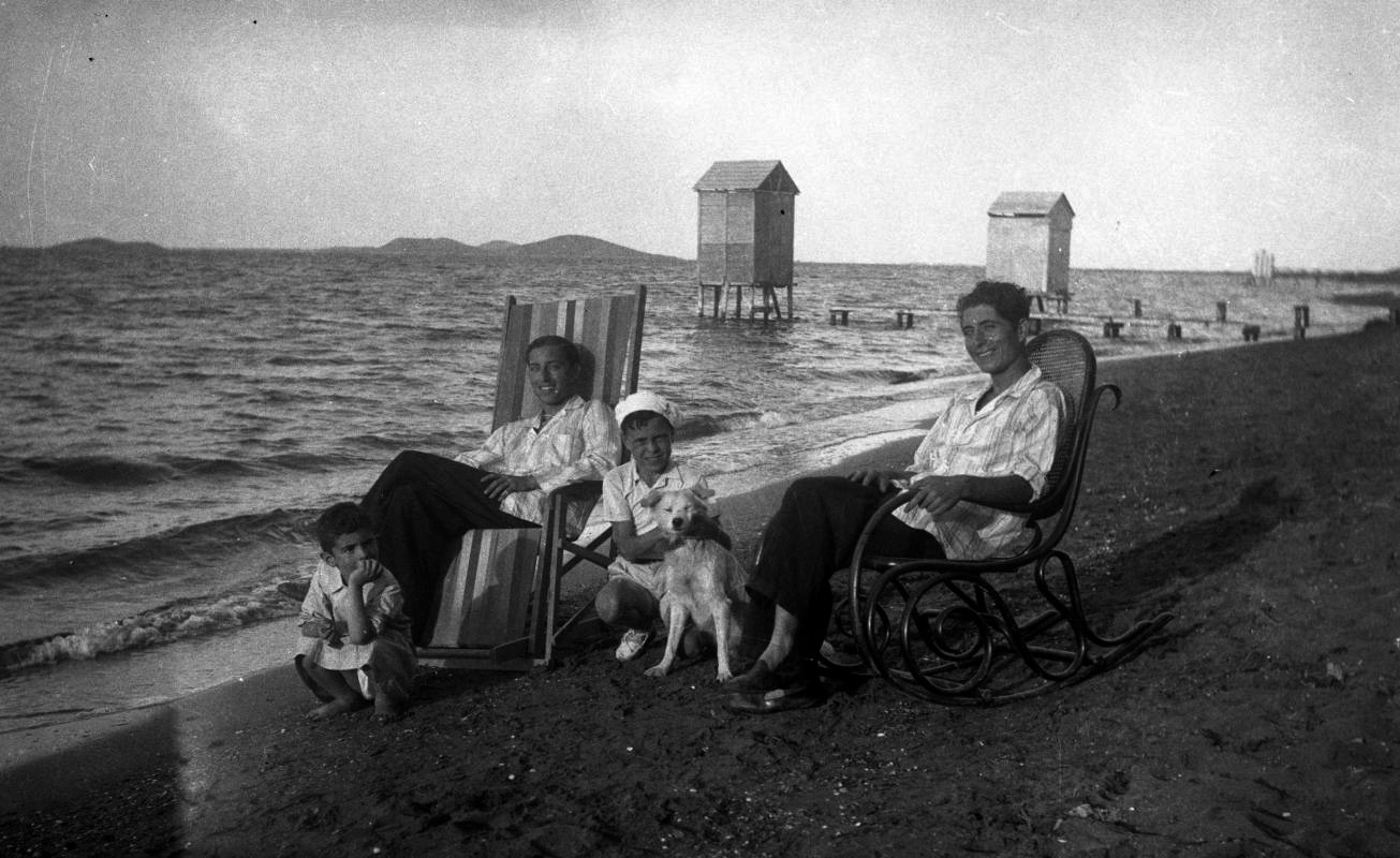 La familia del fotógrafo Antonio López Pérez en la playa de Los Nietos
