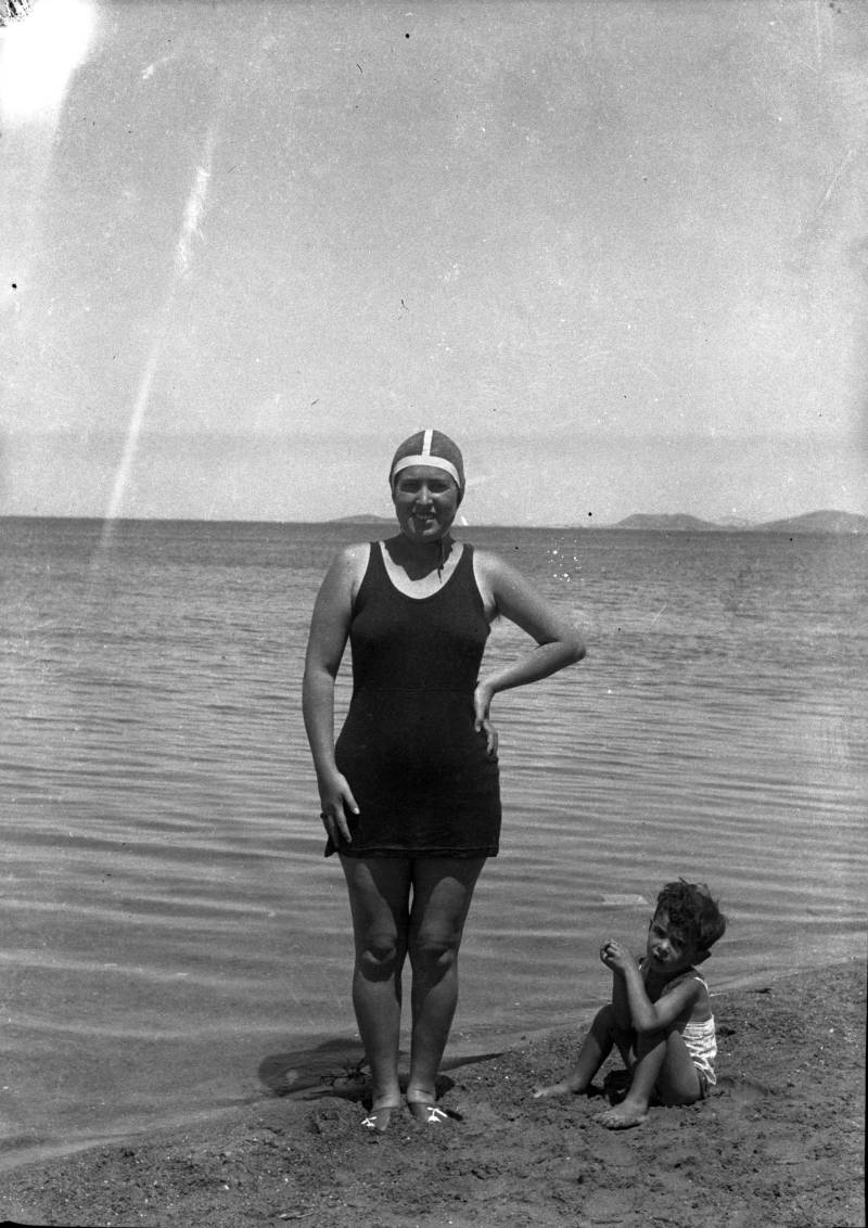Mujer con gorro y traje de baño en una playa del Mar Menor
