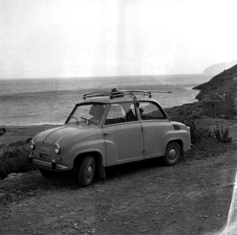 El utilitario Goggomobil, matrícula MU-52271, estacionado junto a una playa desierta