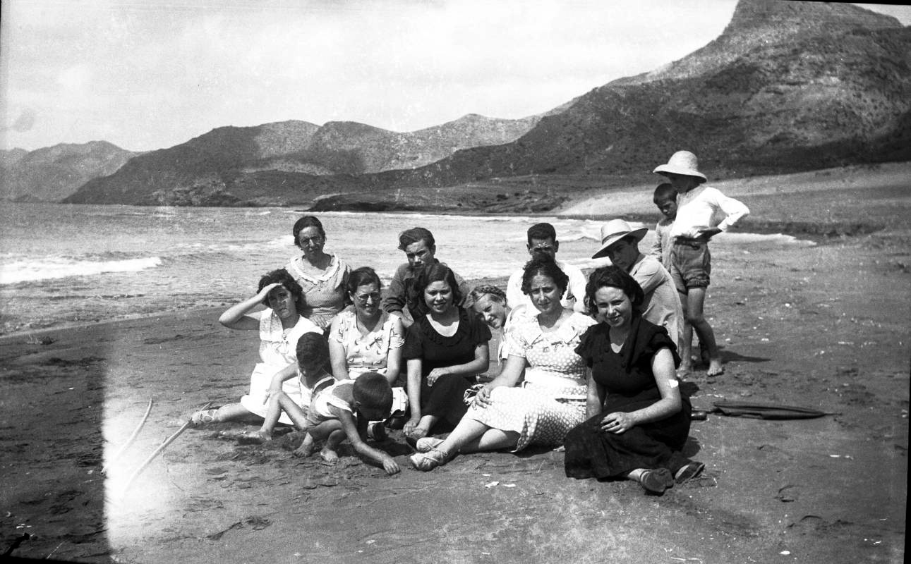 Retrato de un grupo familiar en la playa de El Portús, Cartagena