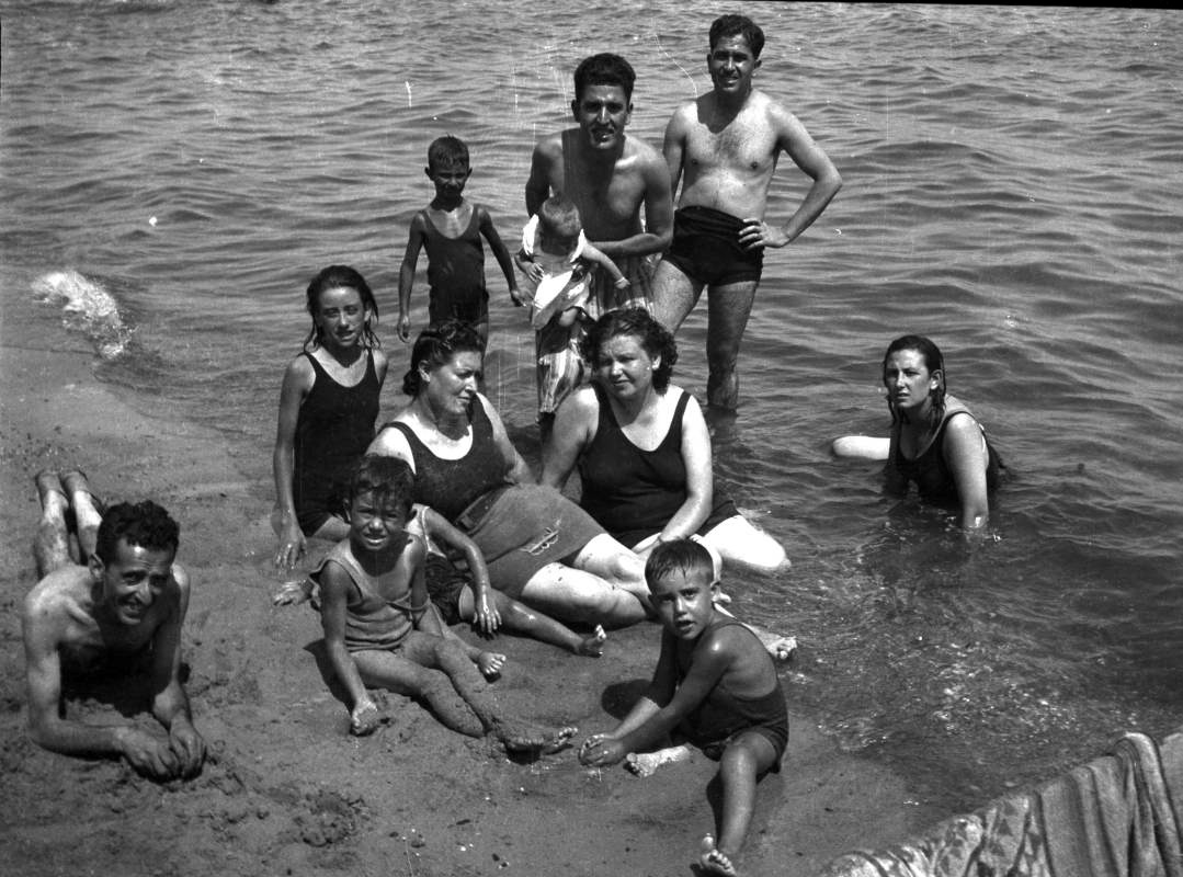 Grupo familiar posando en traje de baño en una playa del Mar Menor