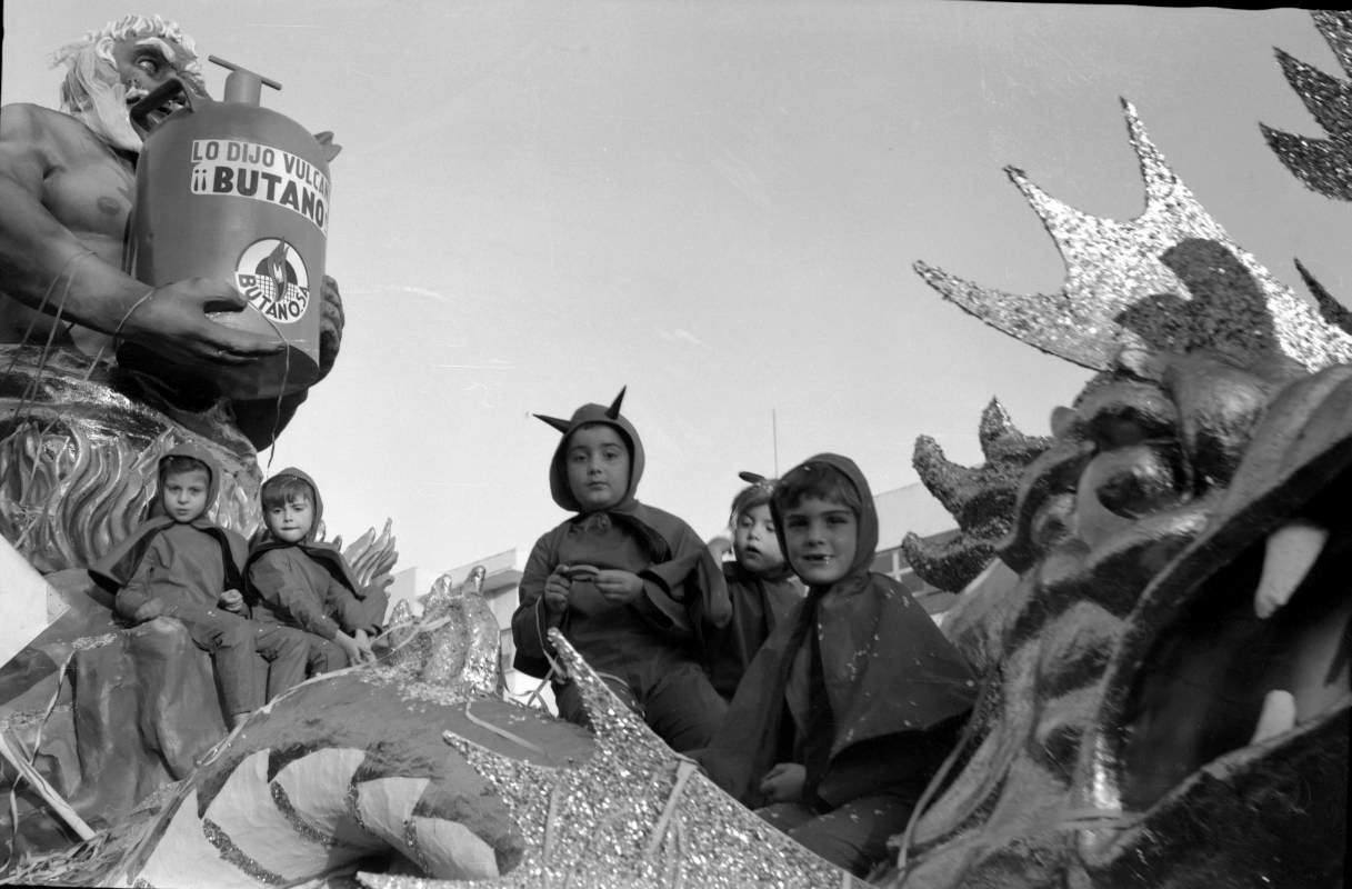 Carroza de la empresa Butano en el desfile de las fiestas del Carmen y Santiago de Cartagena. Año 1971