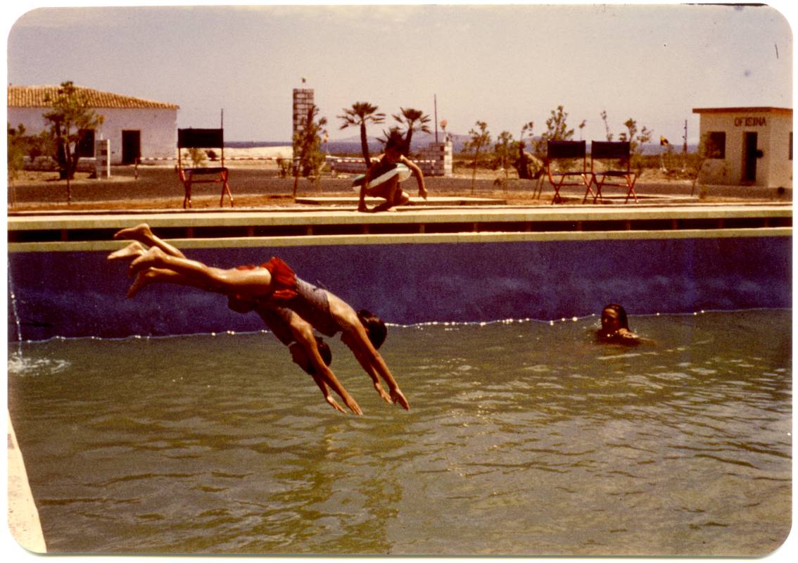 Niños lanzándose a la piscina del Cámping Los Alcázares-Cartagonova (Los Alcázares).