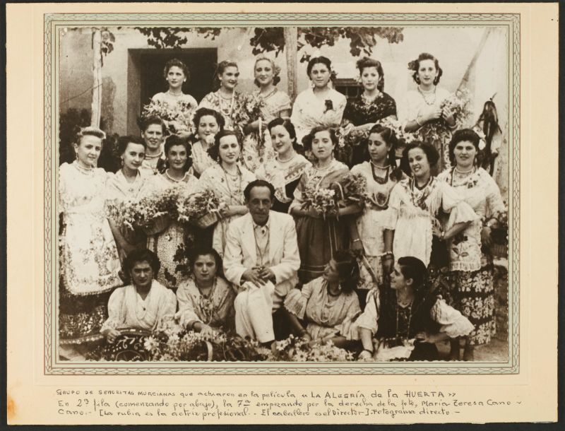 Retrato de grupo de señoritas murcianas que actuaron como extras en la película 