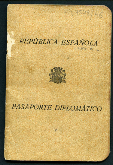 Pasaporte diplomático de Carmen Montesinos de Ruiz-Funes, acompañada de sus hijos Carmen, Manuela y Mariano, concedido por la República Española.