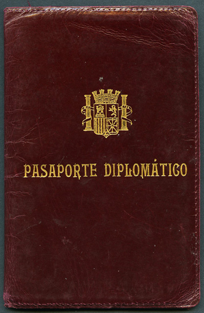 Pasaporte diplomático de Mariano Ruiz-Funes, embajador de España en Bruselas, concedido por la República Española.