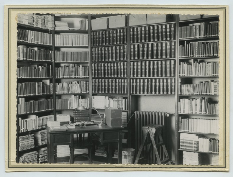 Mesa de despacho de la biblioteca pública de Lorca.