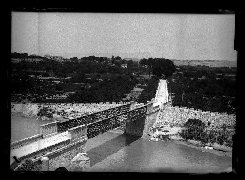 Vista del puente de hierro sobre el río Segura en Cieza