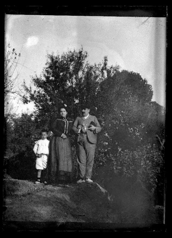 Retrato de Manuel Moxó Cuadrado con su hijo Manuel y su esposa María Luisa Ruano Mazzuchelli en el campo.