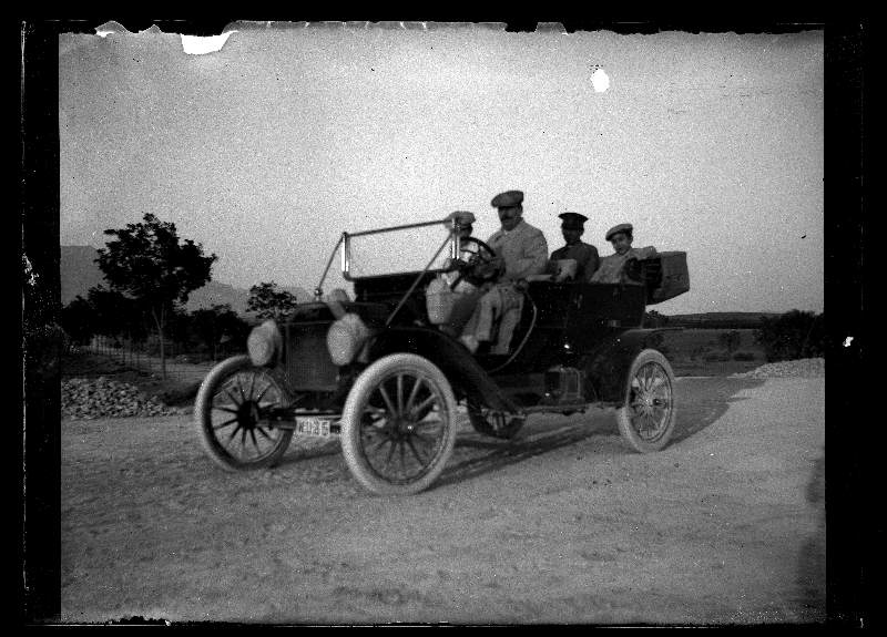 Retrato de un grupo de personas de la familia Moxó Ruano en el vehículo marca Ford-T Modelo 1910 con matrícula MU-35