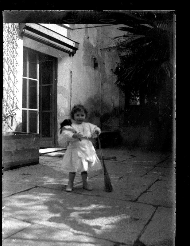 Retrato de la niña Enriqueta Moxó Ruano en un patio