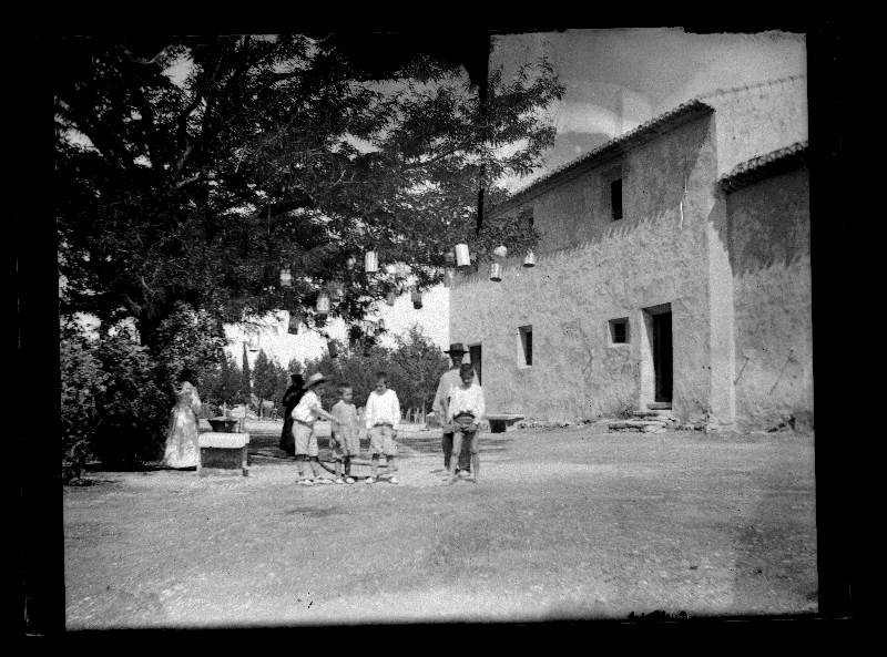 Los niños Moxó Ruano en la puerta de una casa de campo