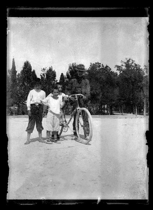 Retrato de los hermanos Moxó Ruano y un hombre junto a una bicicleta