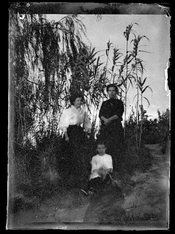 Retrato de Antonio Moxó Ruano con dos mujeres en el paraje Hoya García de Cieza.