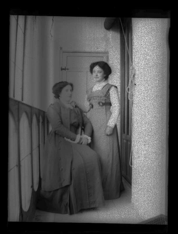 Retrato de María Luisa Ruano Mazzuchelli y Maruja Ruano en un balcón galería.