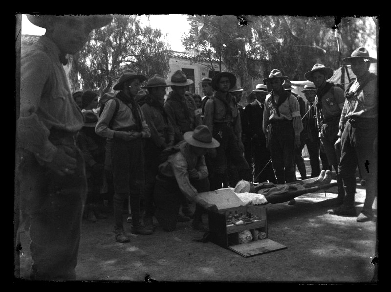 Un grupo de exploradores haciendo prácticas de primeros auxilios en el paseo Marín Barnuevo de Cieza