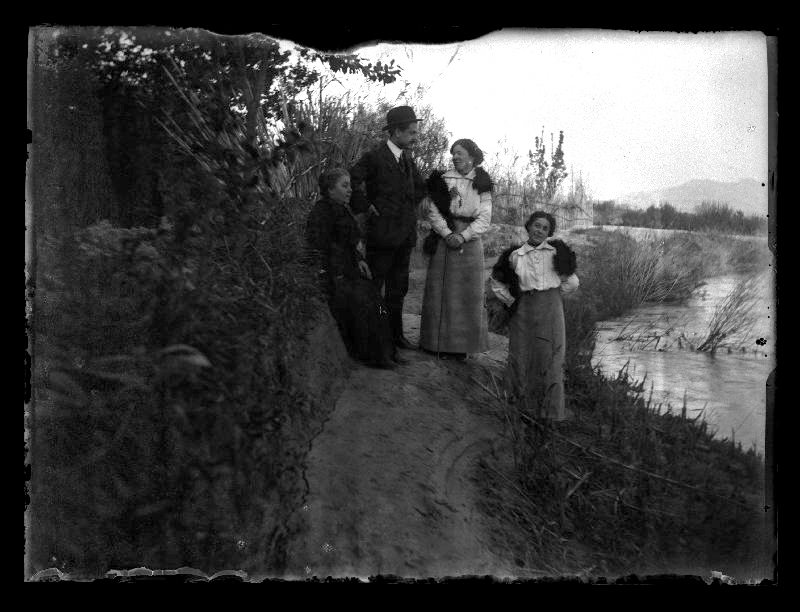 Retrato de grupo en la ribera del río Segura