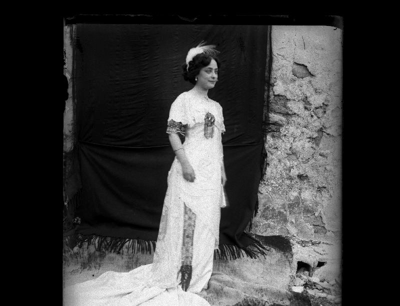 Retrato de cuerpo entero de una joven con un vestido de fiesta blanco