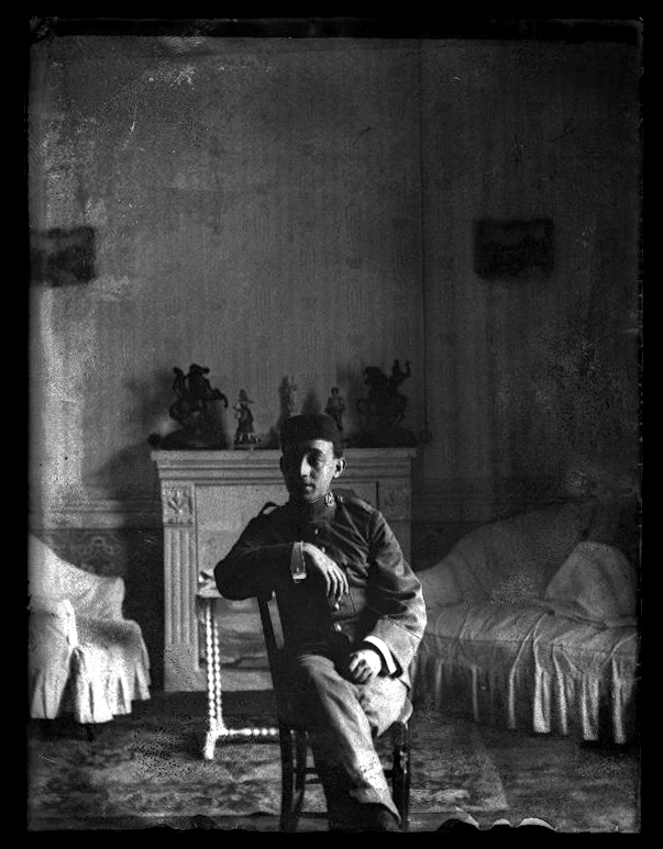 Retrato de Gabriel Marín-Oliver Lorenzo vestido de soldado en el salón de una casa
